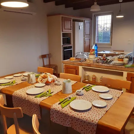 Couette-café Santa Maria Di Lorgana 3*